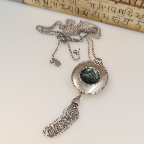 Lucky Brand Isla's Iridescent Abalone Lucky Brand Reversible Pendant Necklace - Picture 3 of 5